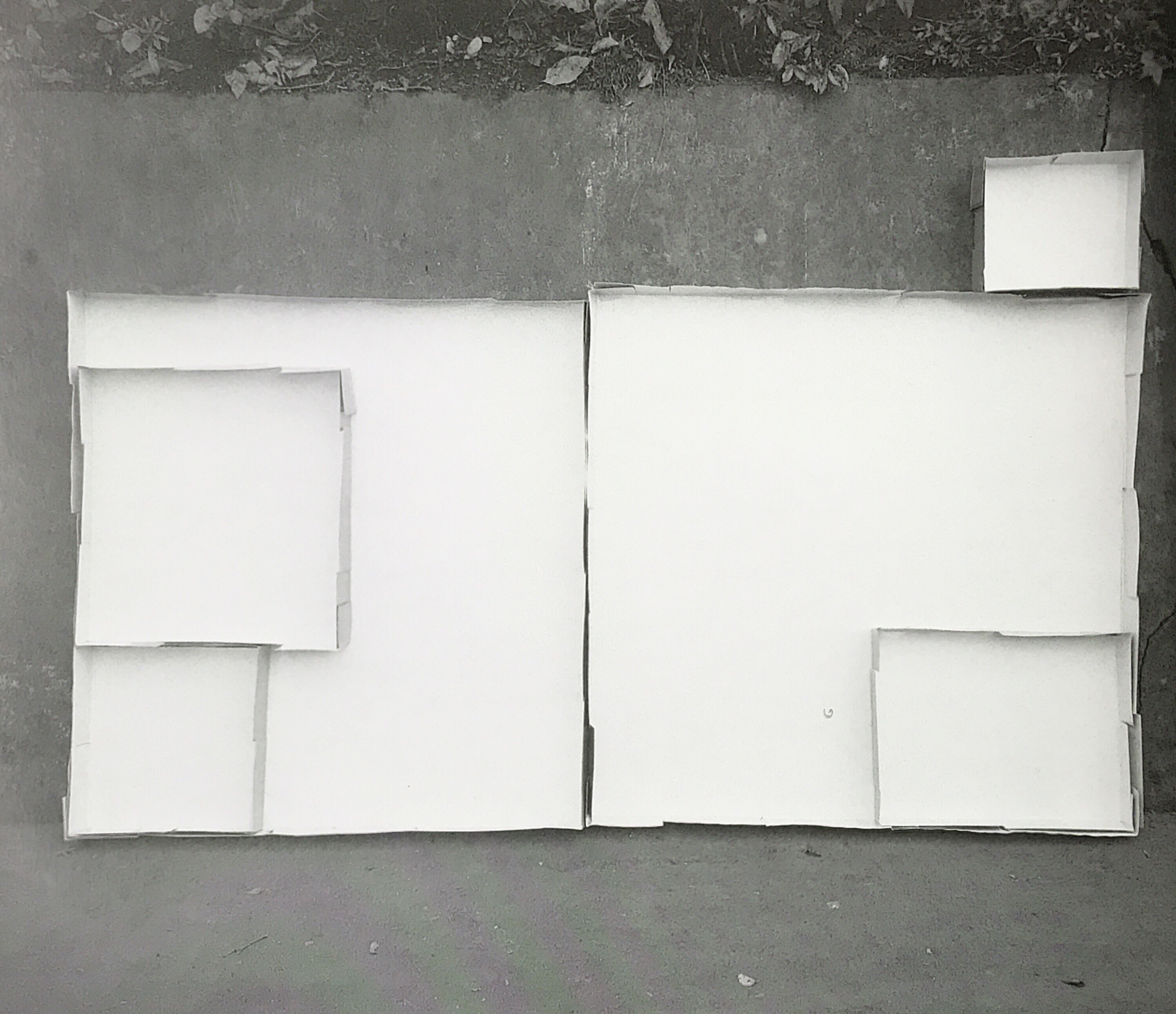 スクウェア・ポンド―――明 カラー鉄板、ホワイト・グレー 2m10cm x 1m30cm x 7cm