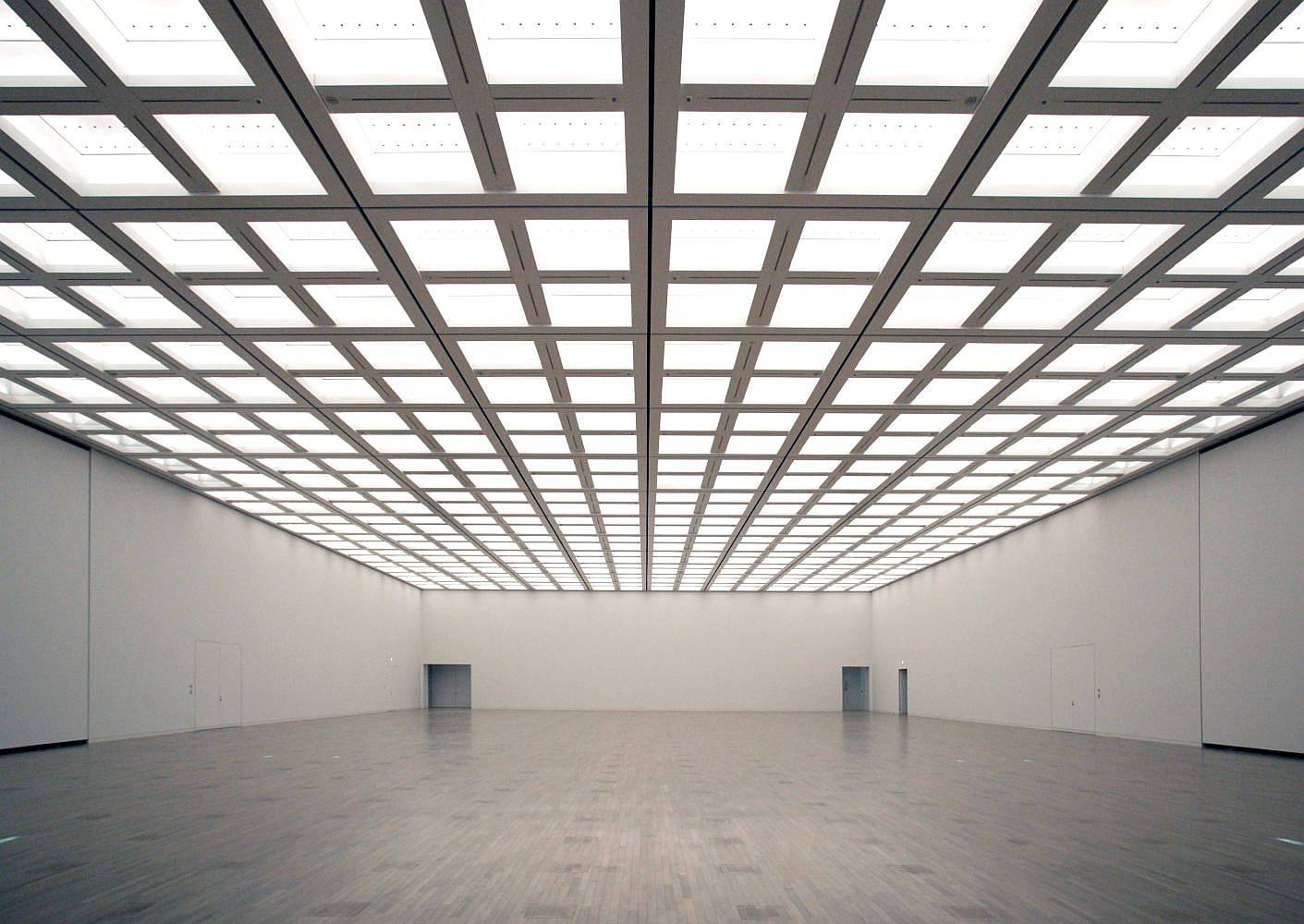 国立新美術館の展示室 2000m² 約54mx32m